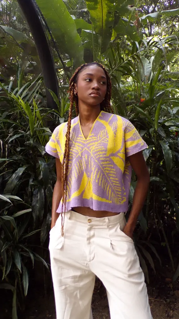 blusa-palmas-lila-amarillo-3.webp