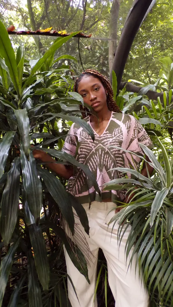 blusa-palmas-verdemilitar-rosado-1 (1).webp