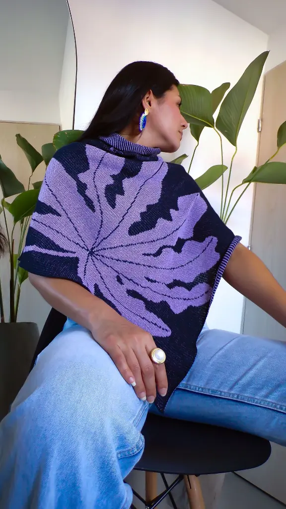 poncho-yarumo-azul-lila-1.webp