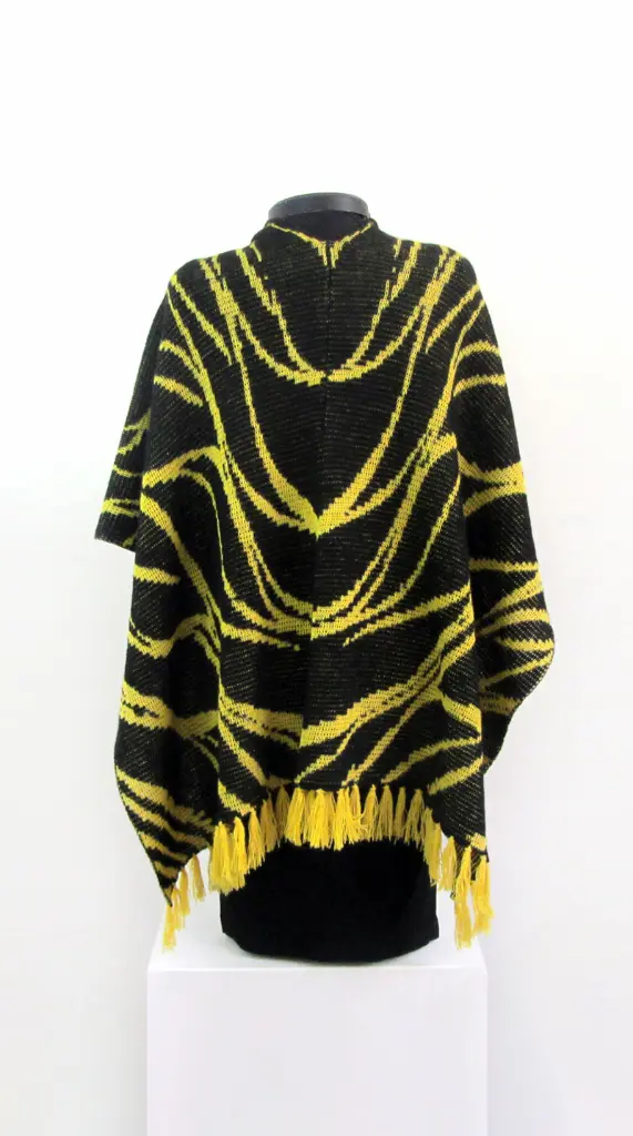 ruana-ondas-negro-amarillo-2.webp
