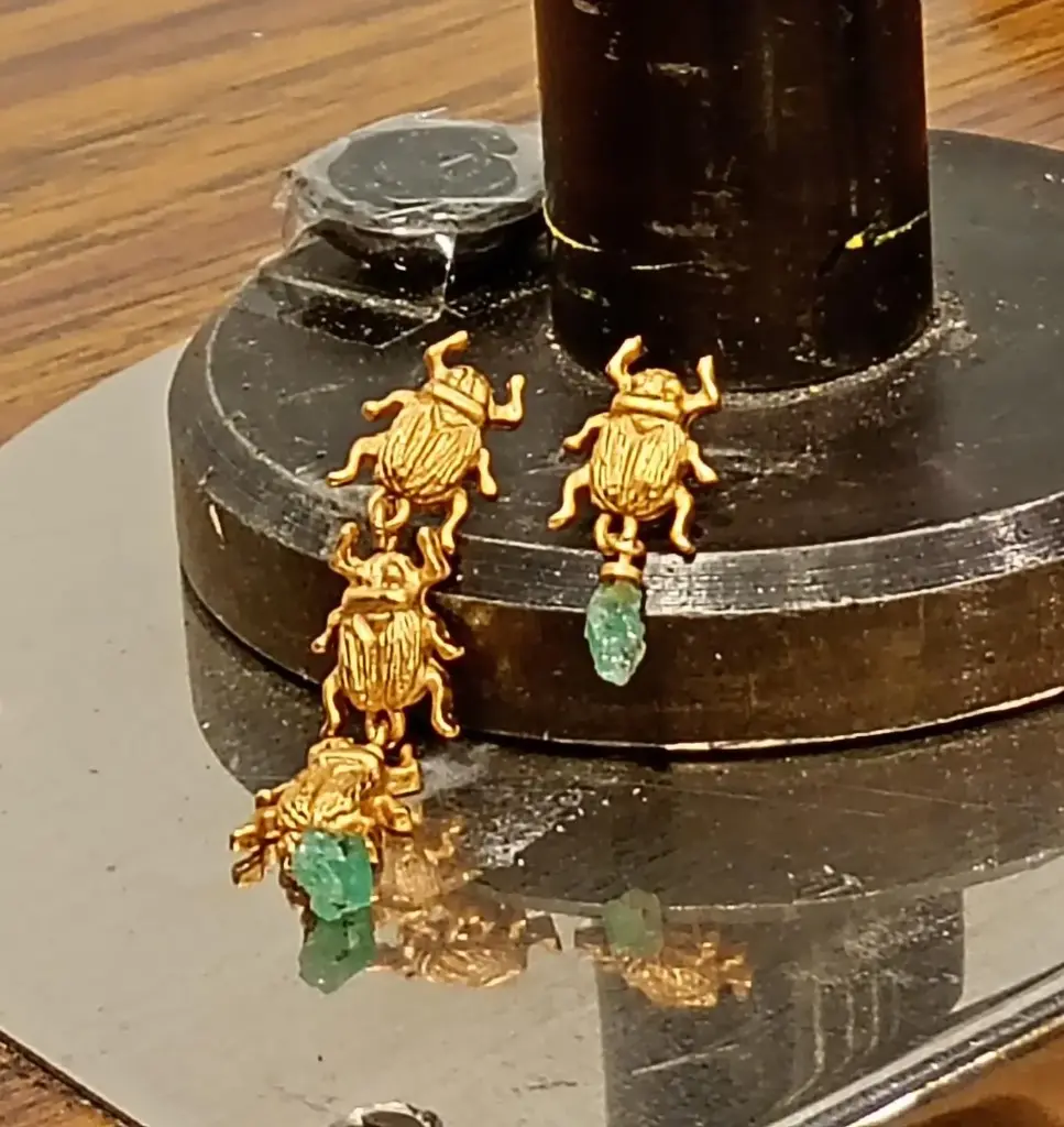 [AD23-19] Aretes Titán Dorado - Bronce enchapado en oro, esmeraldas rústicas