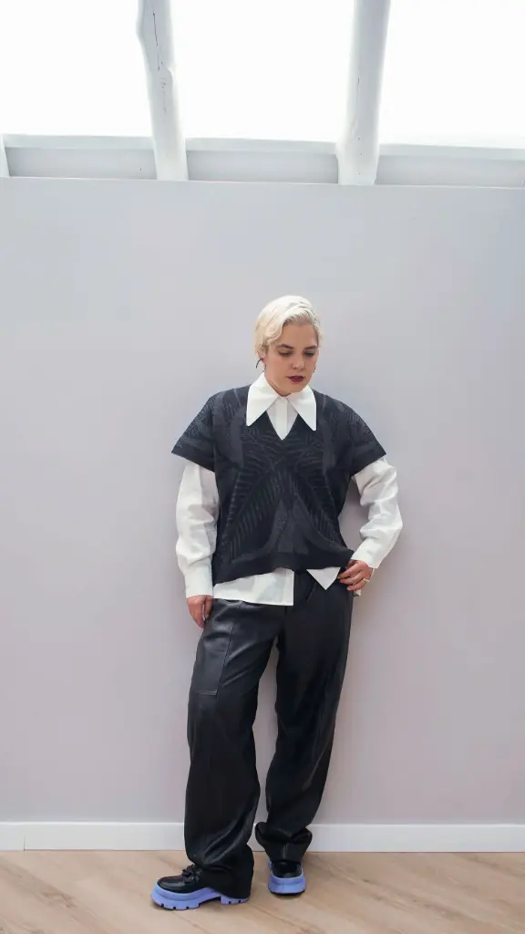 BLUSA PALMAS - NEGRO Y GRIS OSCURO