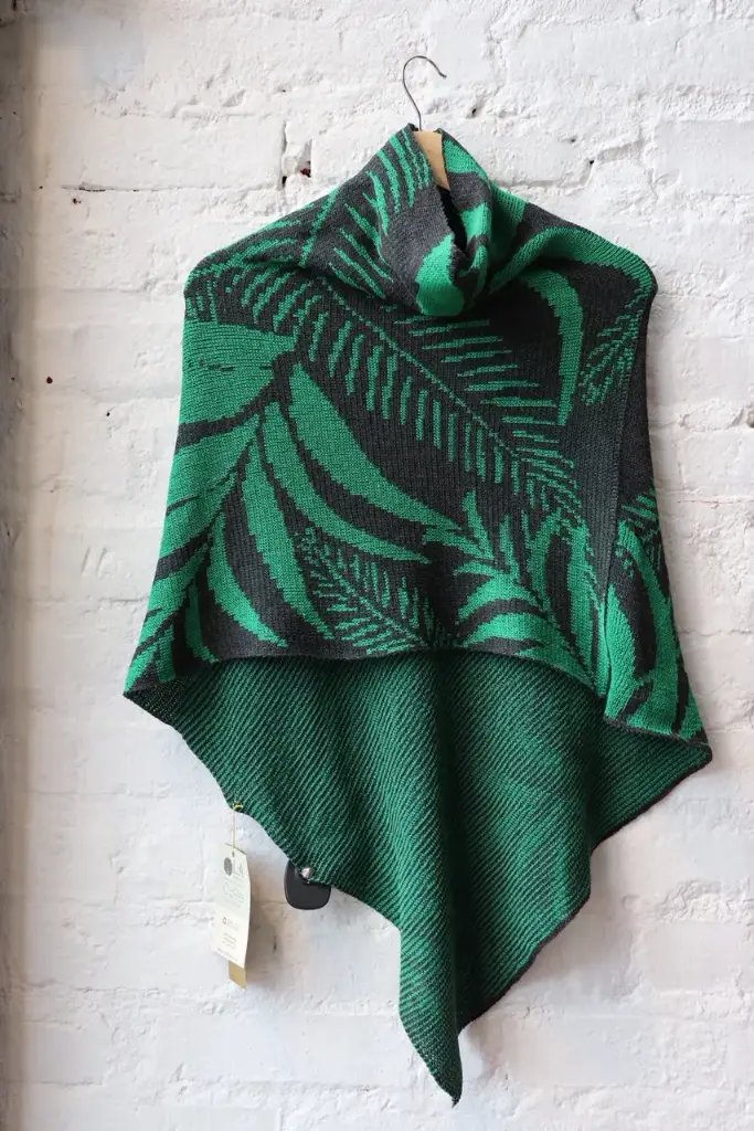 PONCHO PALMAS - GRIS OSCURO Y ESMERALDA