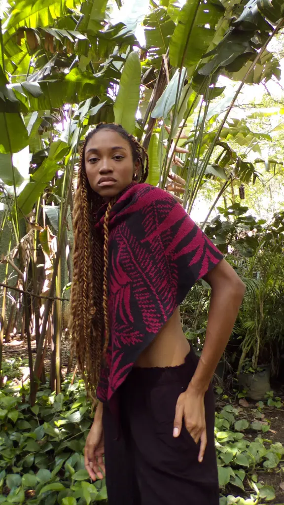 PONCHO PALMAS-VINOTINTO Y NEGRO