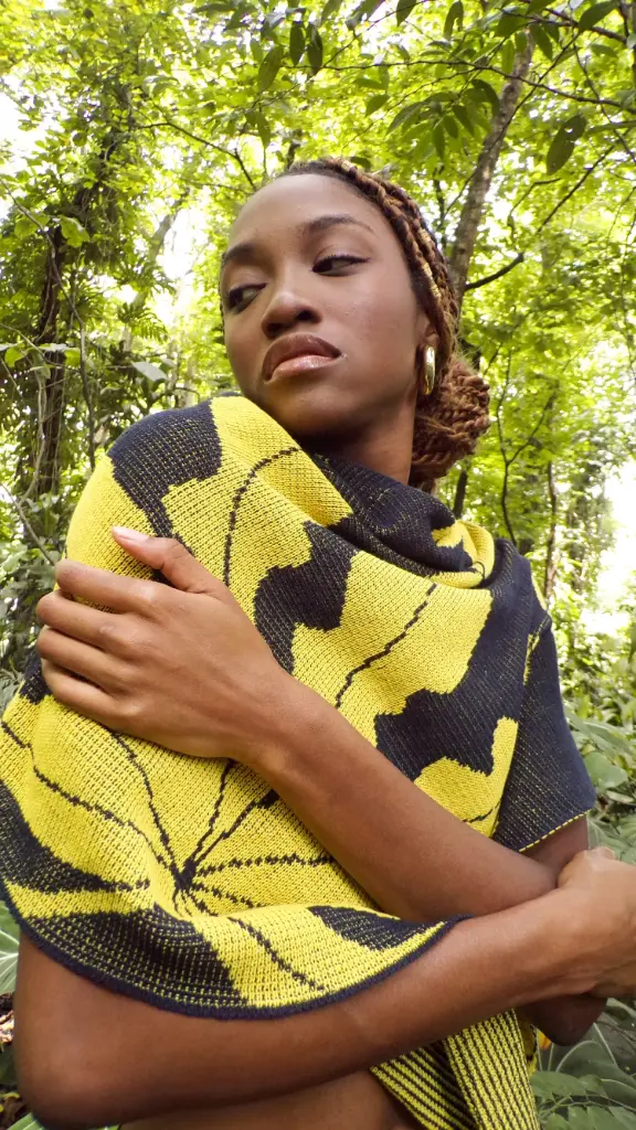 PONCHO YARUMO - AZUL OSCURO Y AMARILLO