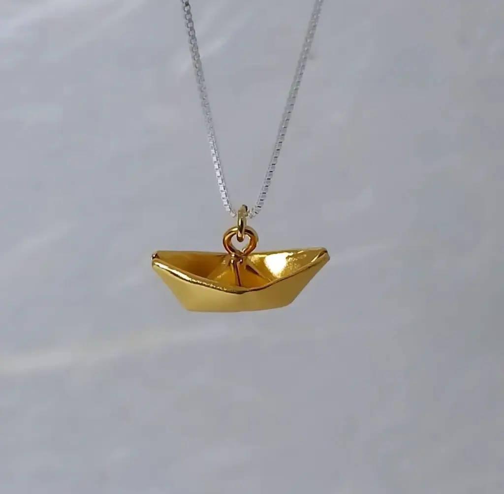 COLLAR BARCO PEQUEÑO EN PLATA BAÑO EN ORO