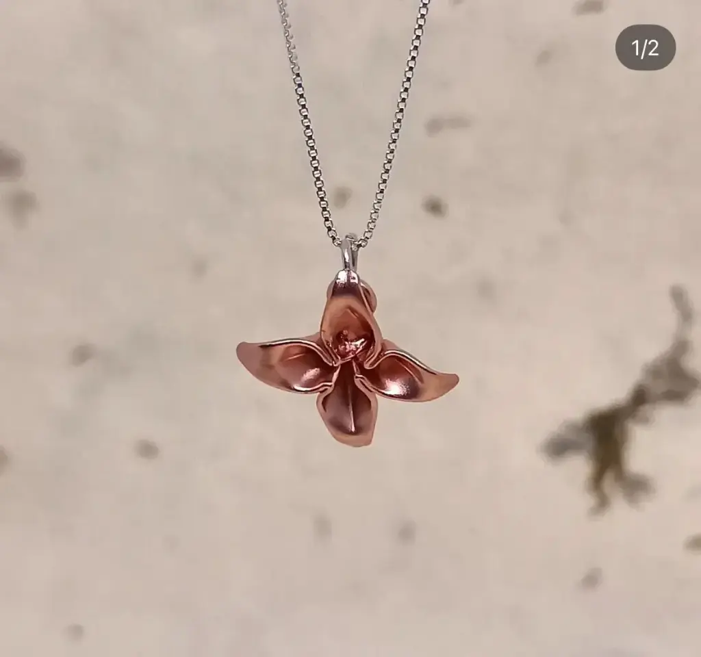 [CPF003] COLLAR FLOR PEQUEÑA EN PLATA BAÑO EN ORO
