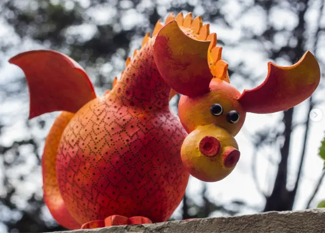 LAMPARA DE MESA DRAGON BASE DE MADERA