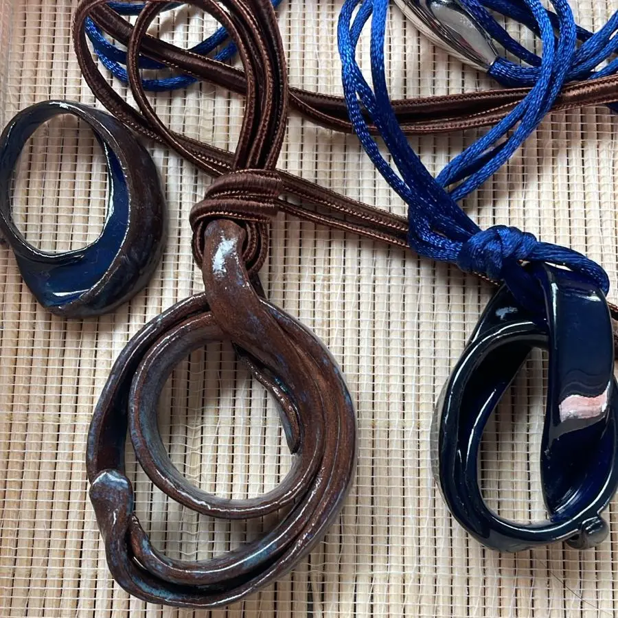 Collar de cerámica grande