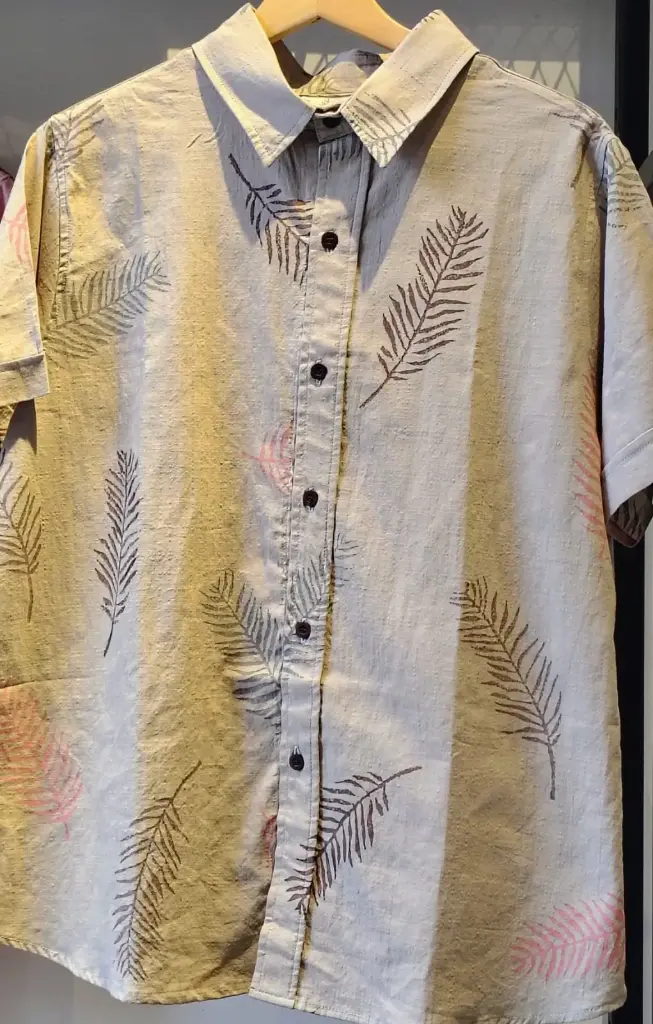 CAMISA TRÓPICO PLUMAS CAQUI CAFE