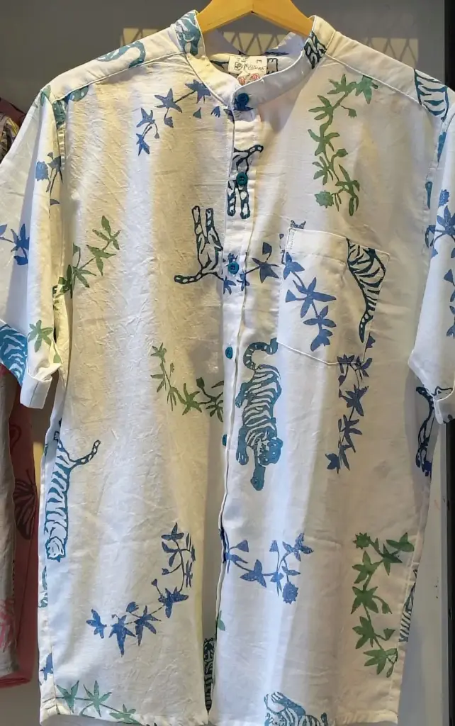 CAMISA SELVA TIGRES ENREDADERAS MARFIL AZULES 