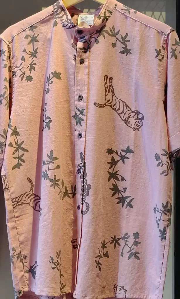 CAMISA SELVA TIGRES ENREDADERAS ROSA GRIS 