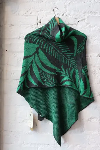 [CoRe-PO-24-0108] PONCHO PALMAS - GRIS OSCURO Y ESMERALDA