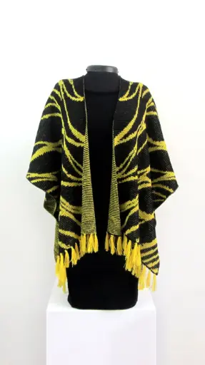 [RU-03-0011] RUANA ONDAS- NEGRO Y AMARILLO