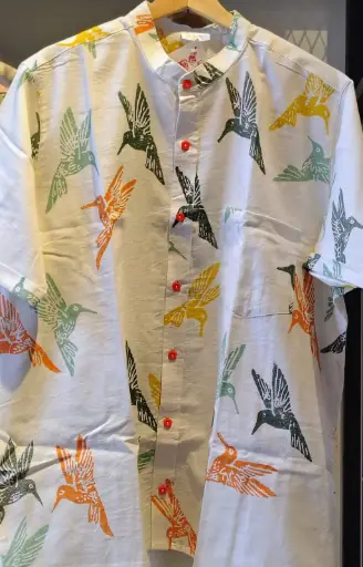 CAMISA SELVA COLIBRIES MARFIL VERDES NARANJA