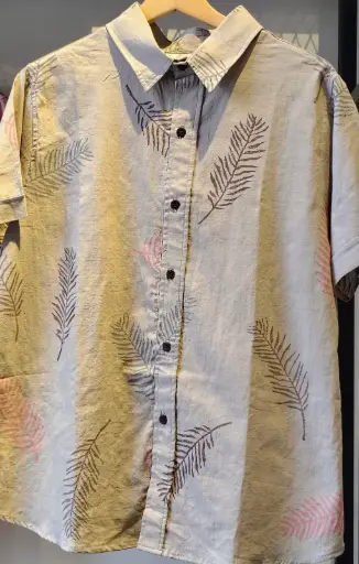 CAMISA TRÓPICO PLUMAS CAQUI CAFE