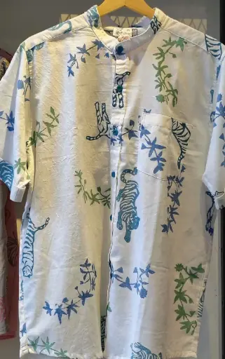 CAMISA SELVA TIGRES ENREDADERAS MARFIL AZULES 